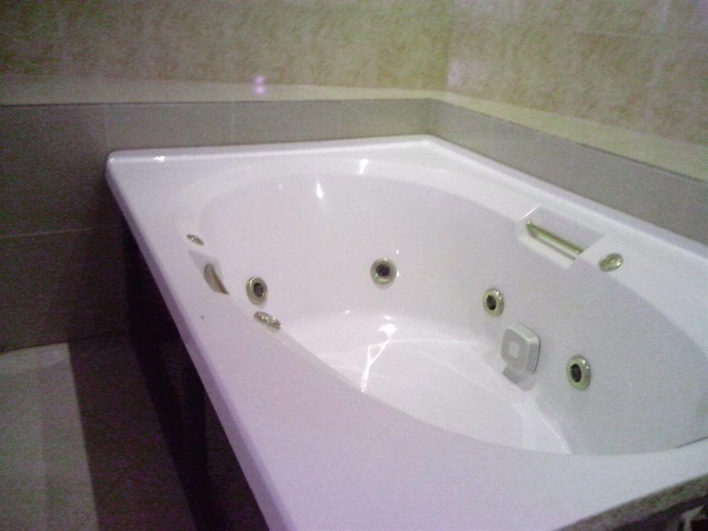 Red Tulip Hotel Angeles Zewnętrze zdjęcie